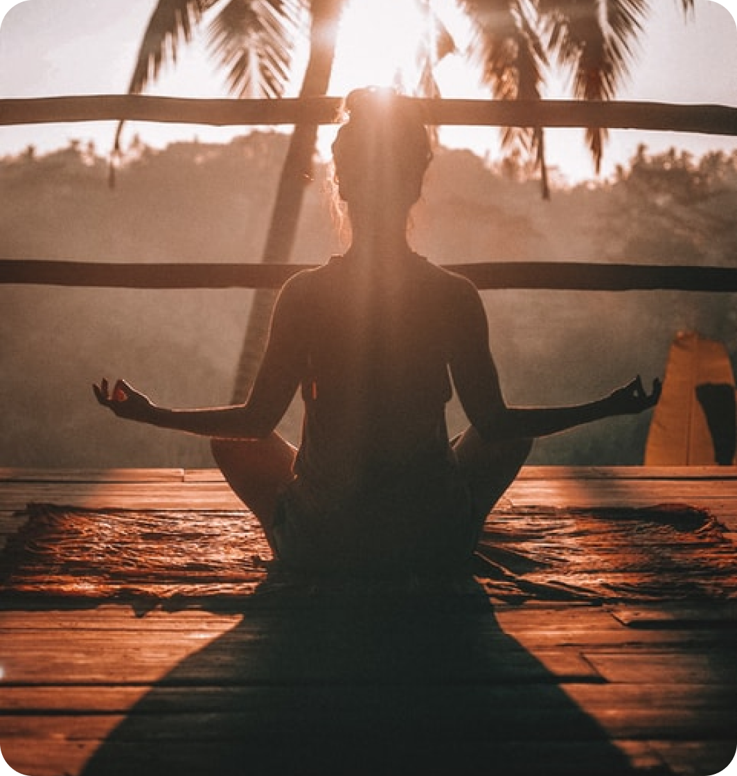 Personne méditant au crépuscule