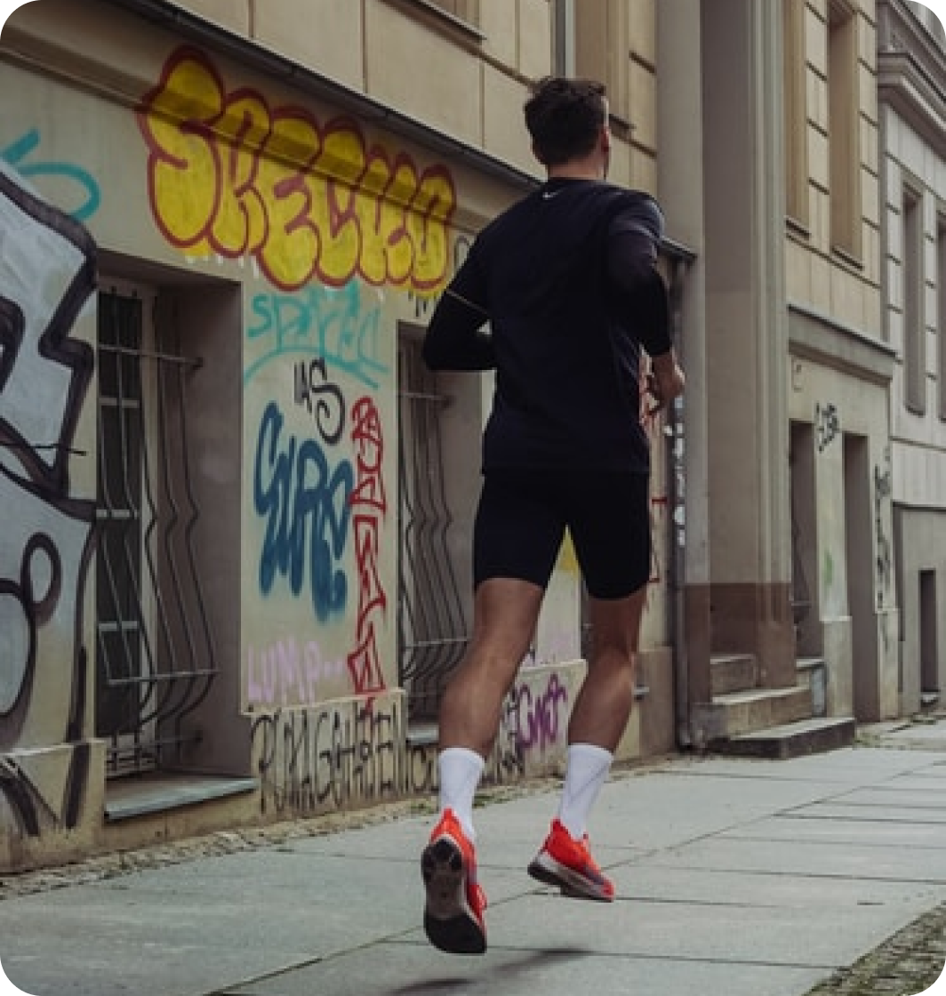 Homme courant dans une rue