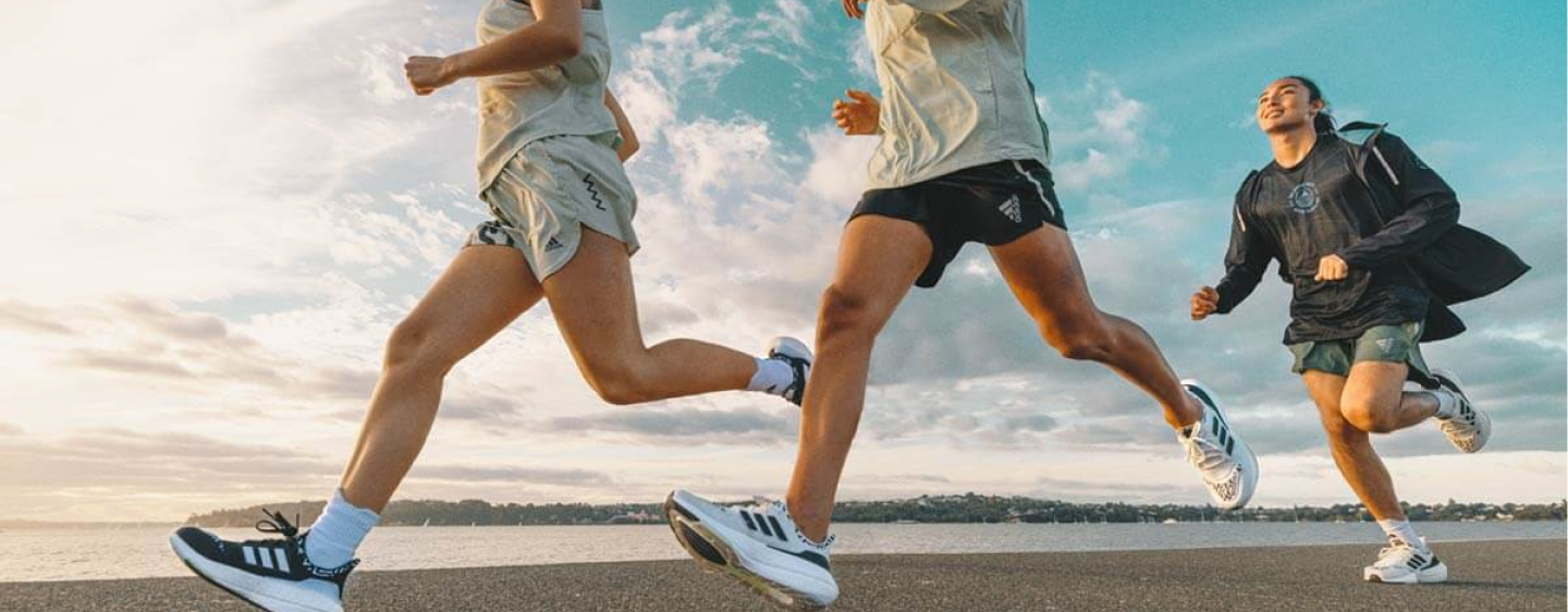 Un groupe de trois personnes font du running